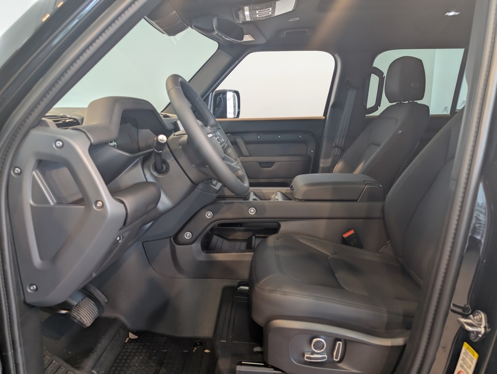 2025 Land Rover Defender 130 X-Dynamic SE photo 9