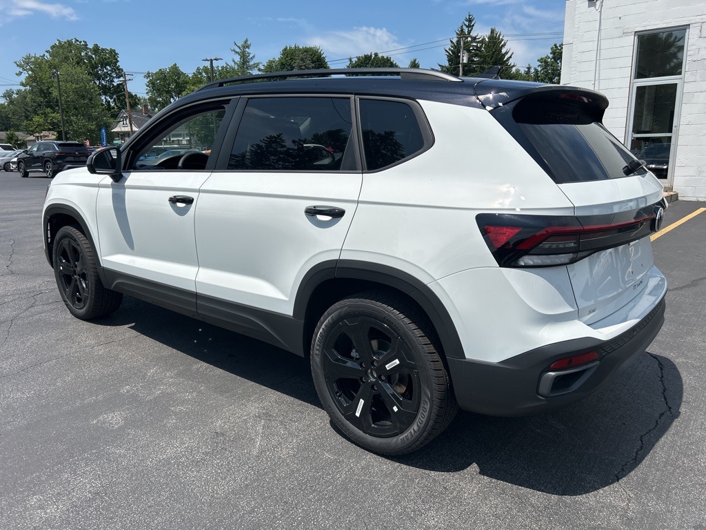 2025 Volkswagen Taos SE photo 2
