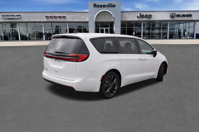 2026 Chrysler Pacifica photo 3