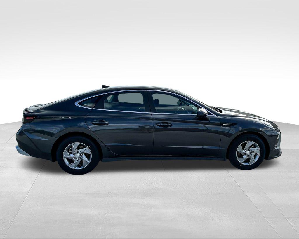 2025 Hyundai Sonata SE photo 4
