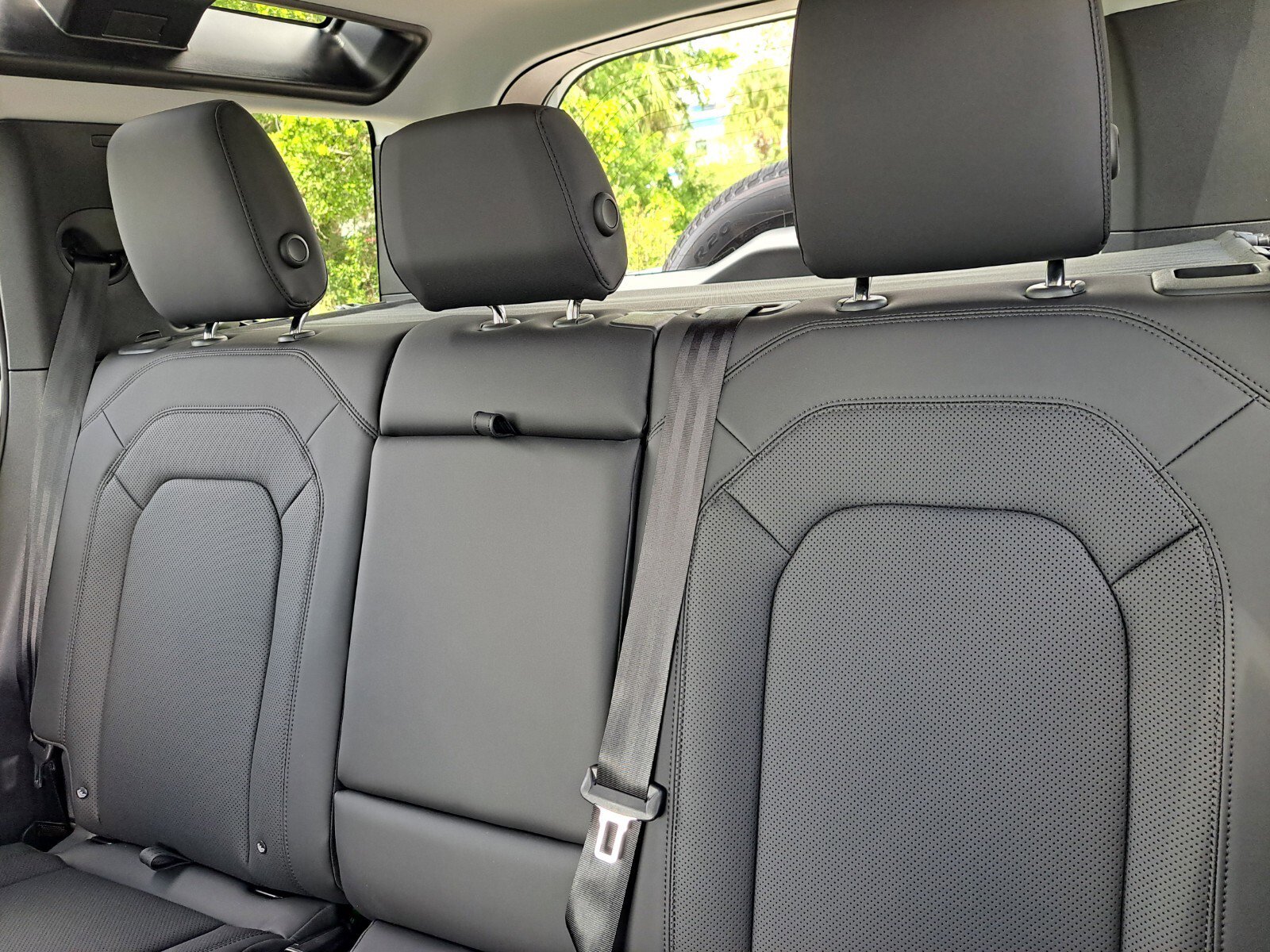 2025 Land Rover Defender 110 S photo 16