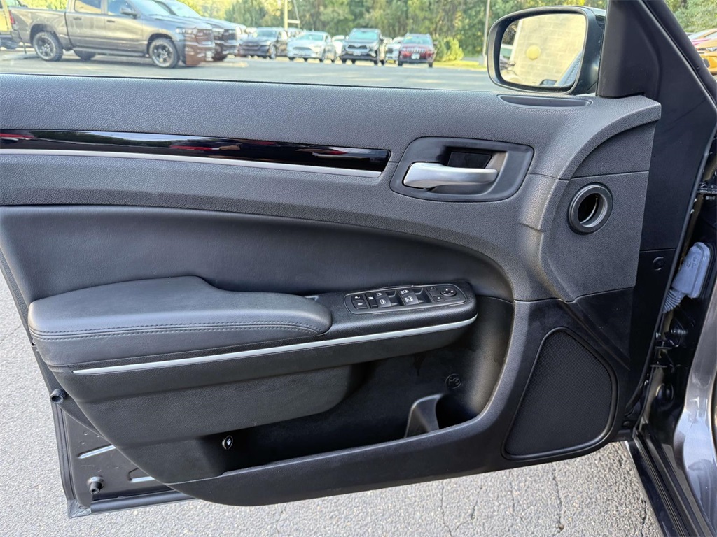 2023 Chrysler 300 Touring photo 25