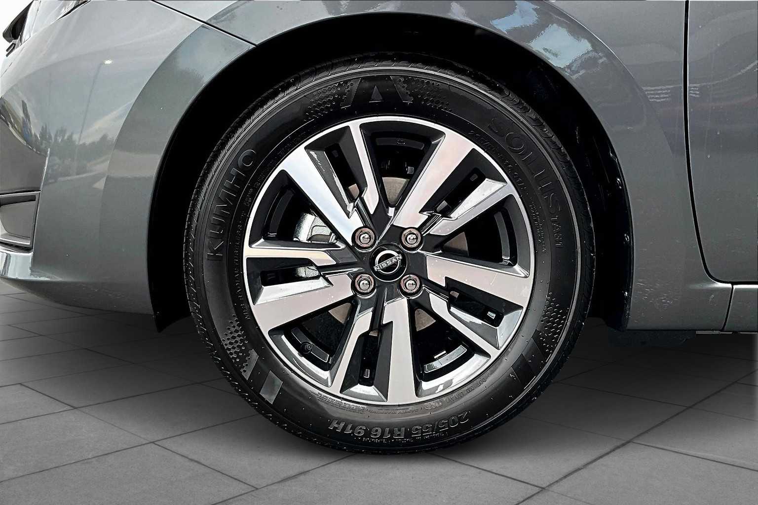2025 Nissan Versa SV photo 10