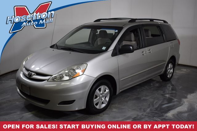2010 Toyota Sienna LE's photo