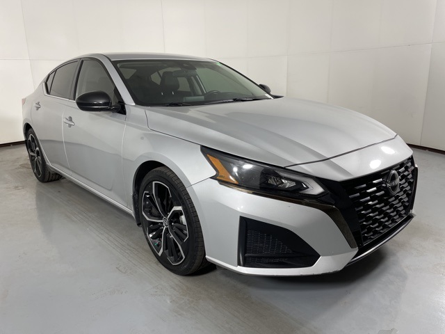 2023 Nissan Altima 2.5 SR photo 2