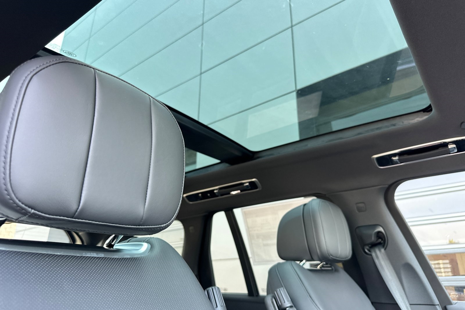 2025 Land Rover Range Rover SE photo 18