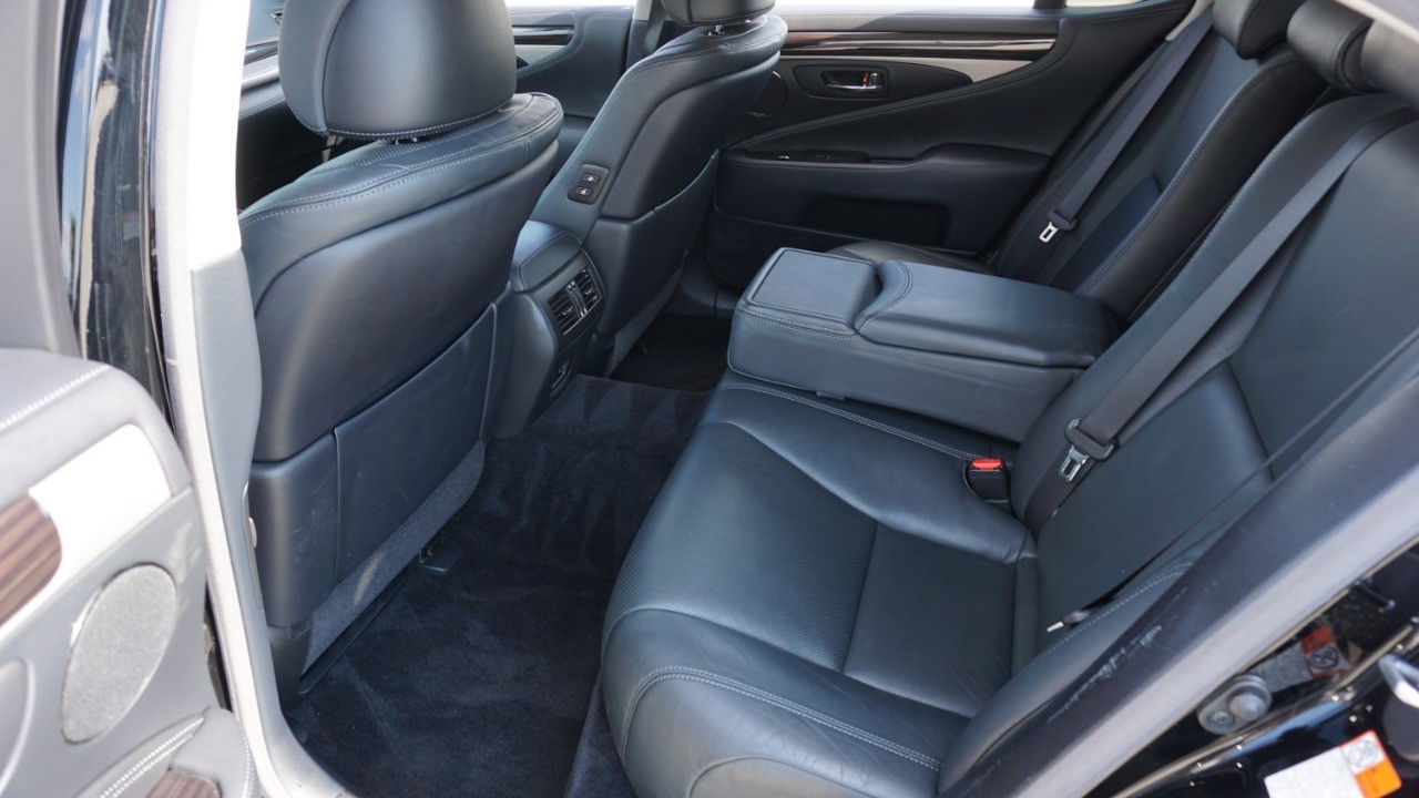 2017 Lexus LS 460 photo 28