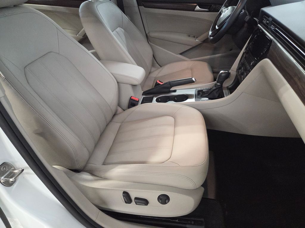 2020 Volkswagen Passat 2.0T SEL photo 21