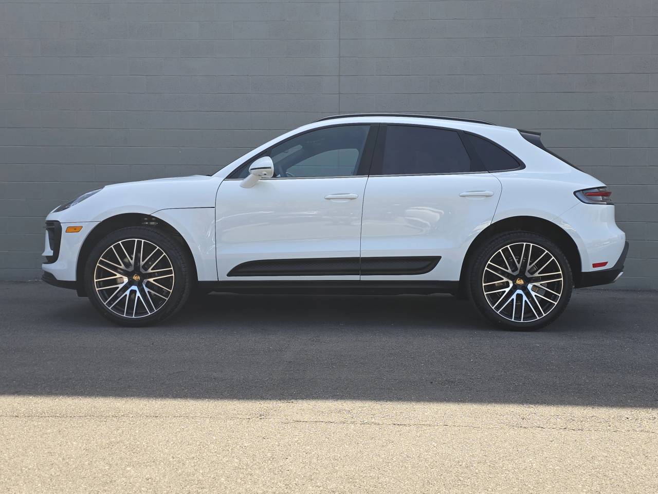 2025 Porsche Macan T photo 2