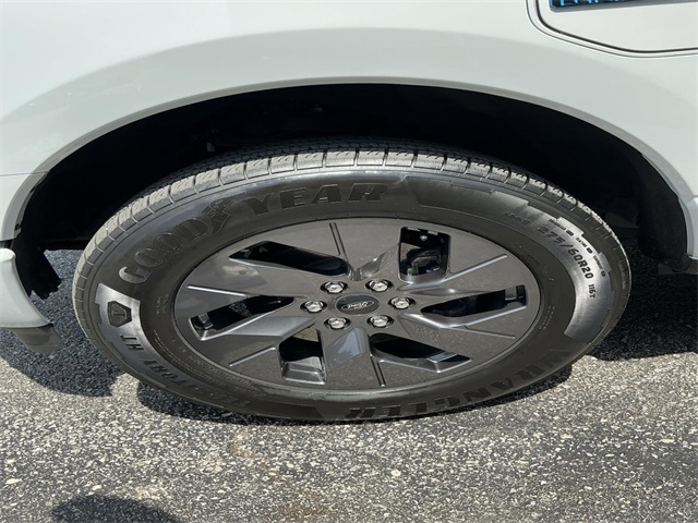 2024 Ford F-150 Lightning Lariat photo 9