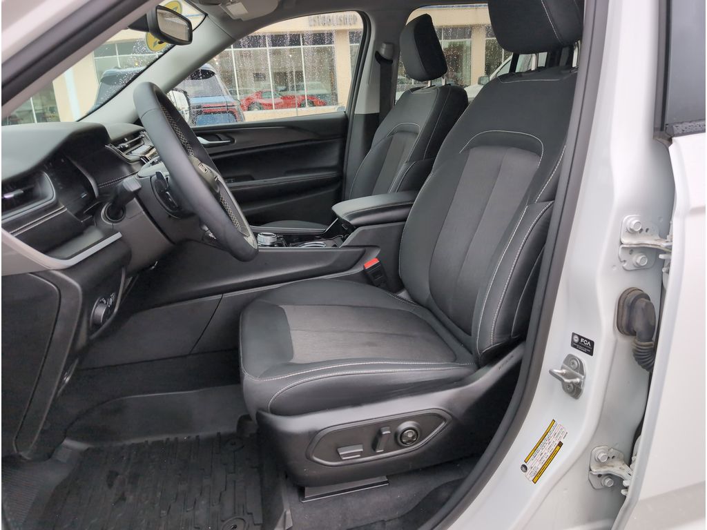 2023 Jeep Grand Cherokee Laredo photo 27