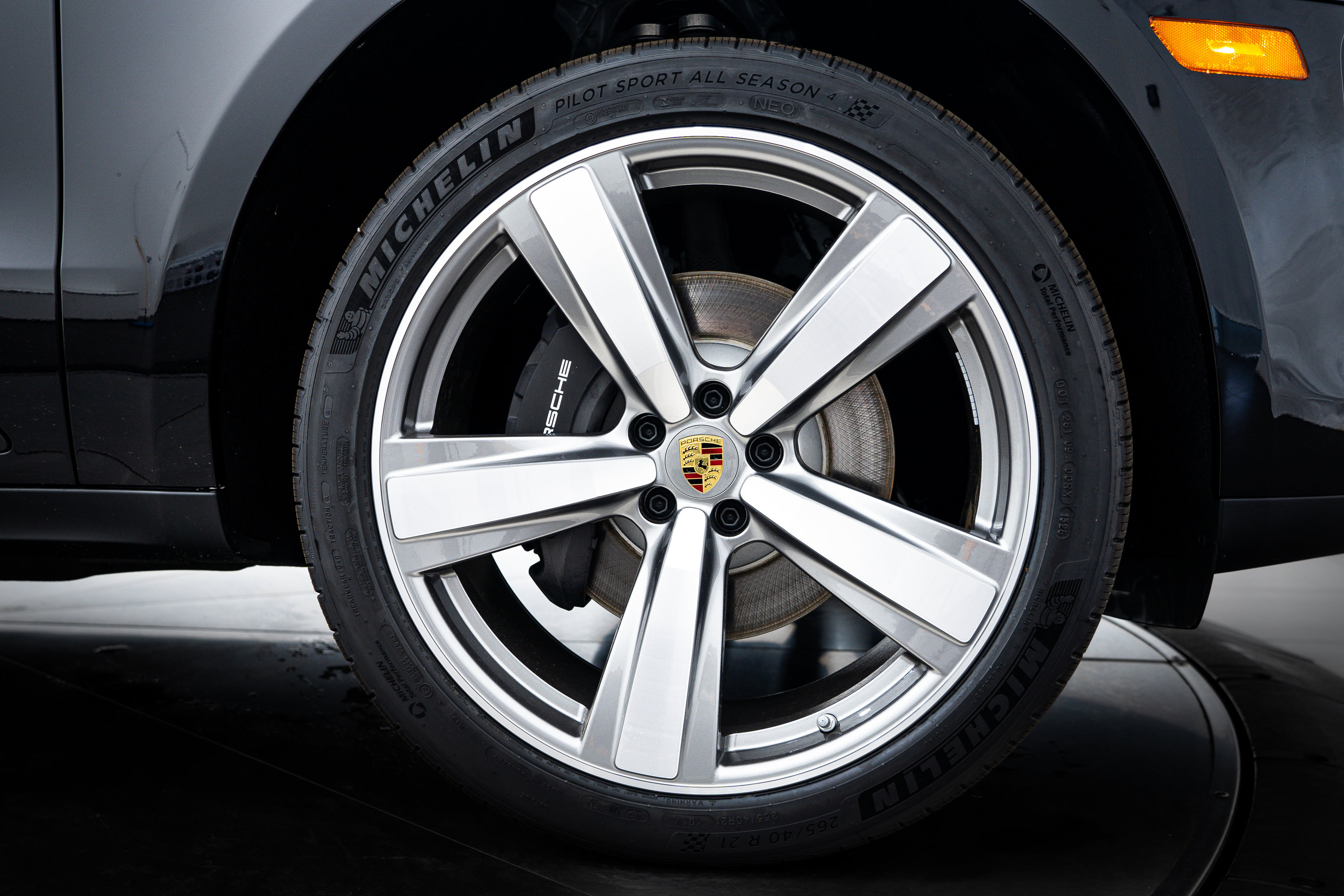 2025 Porsche Macan Base photo 10