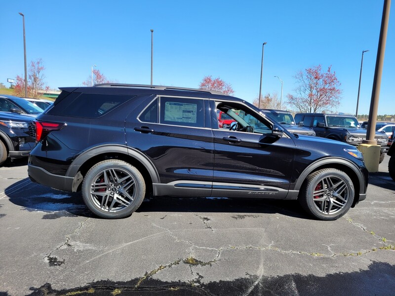 2025 Ford Explorer ST photo 12