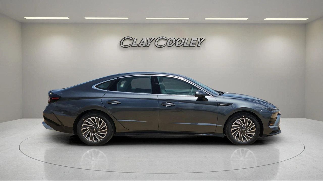 2025 Hyundai Sonata Hybrid Limited photo 2