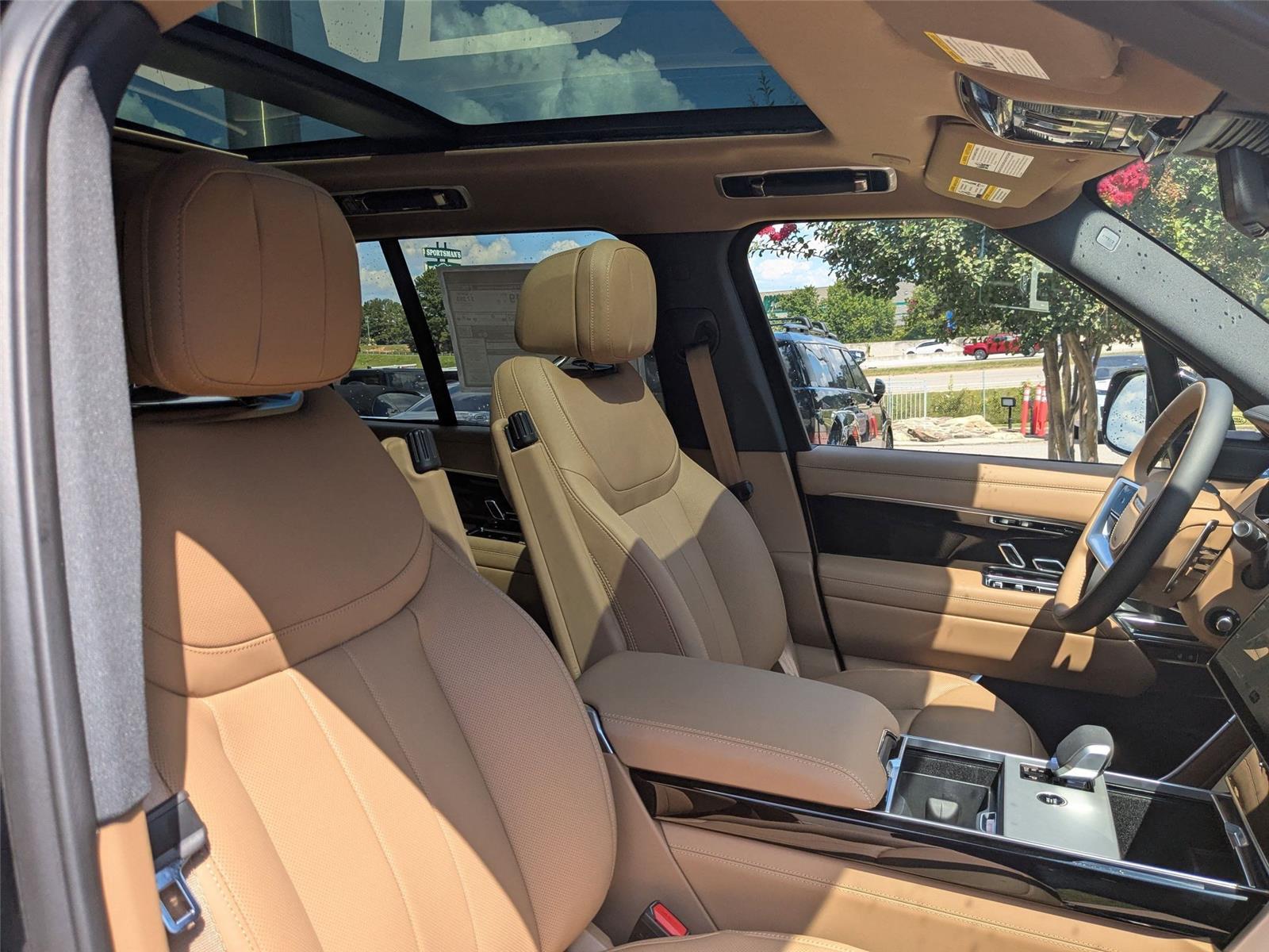 2025 Land Rover Range Rover SE photo 24