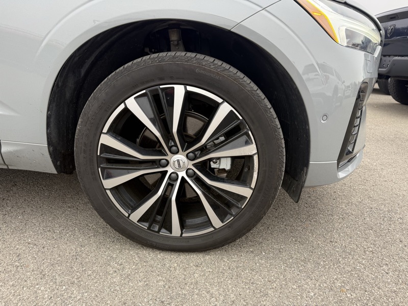 2025 Volvo XC60 B5 Plus photo 3