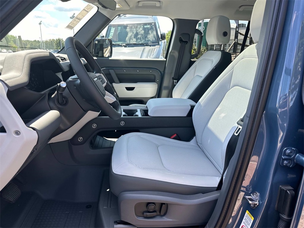 2025 Land Rover Defender 110 S photo 9