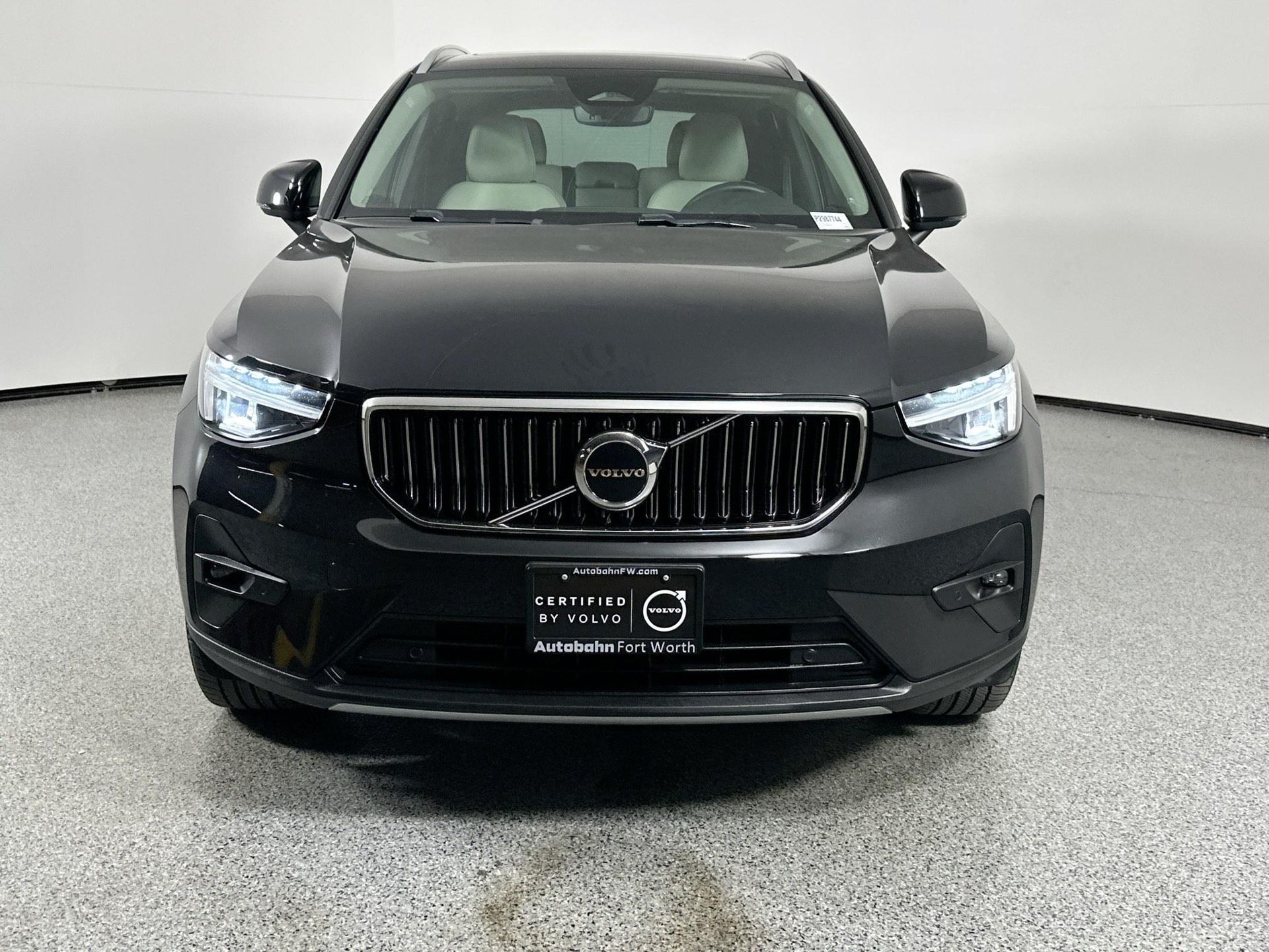 2023 Volvo XC40 Plus photo 2
