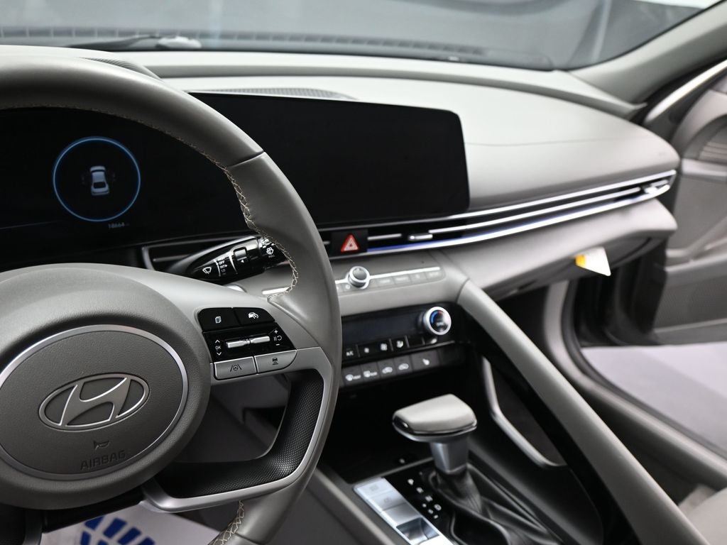 2025 Hyundai Elantra SEL Convenience photo 4