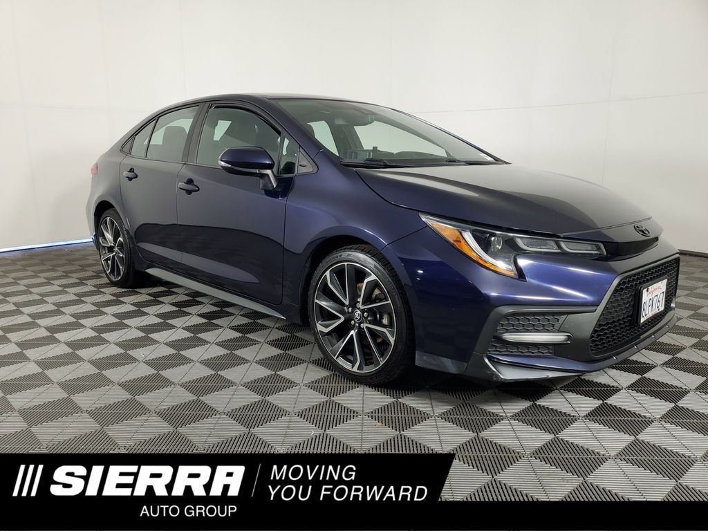 Used 2020  Toyota SE image 1