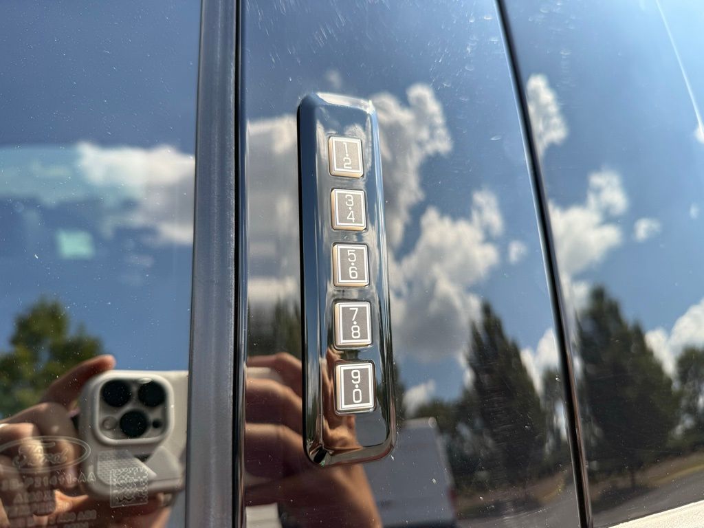 2023 Ford F-450 photo 13
