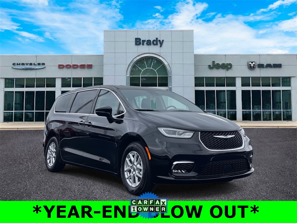 2024 Chrysler Pacifica Touring L's photo