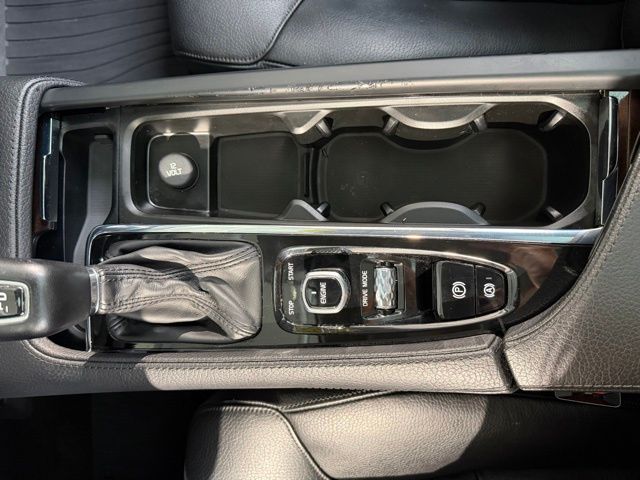 2016 Volvo XC90 T6 Momentum photo 40