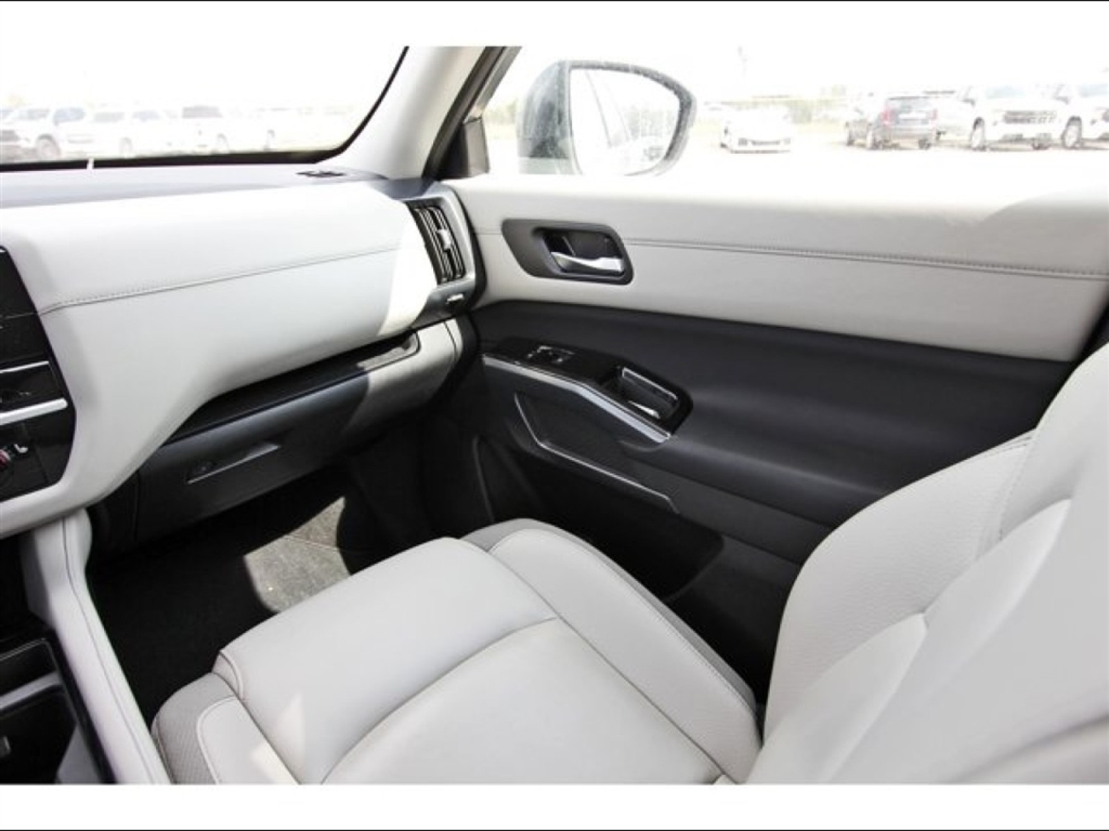 2025 Nissan Pathfinder SL - 11