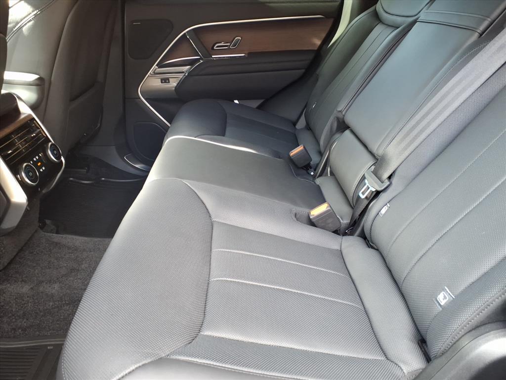 2023 Land Rover Range Rover SE photo 3