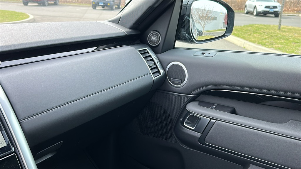 2025 Land Rover Discovery S photo 22