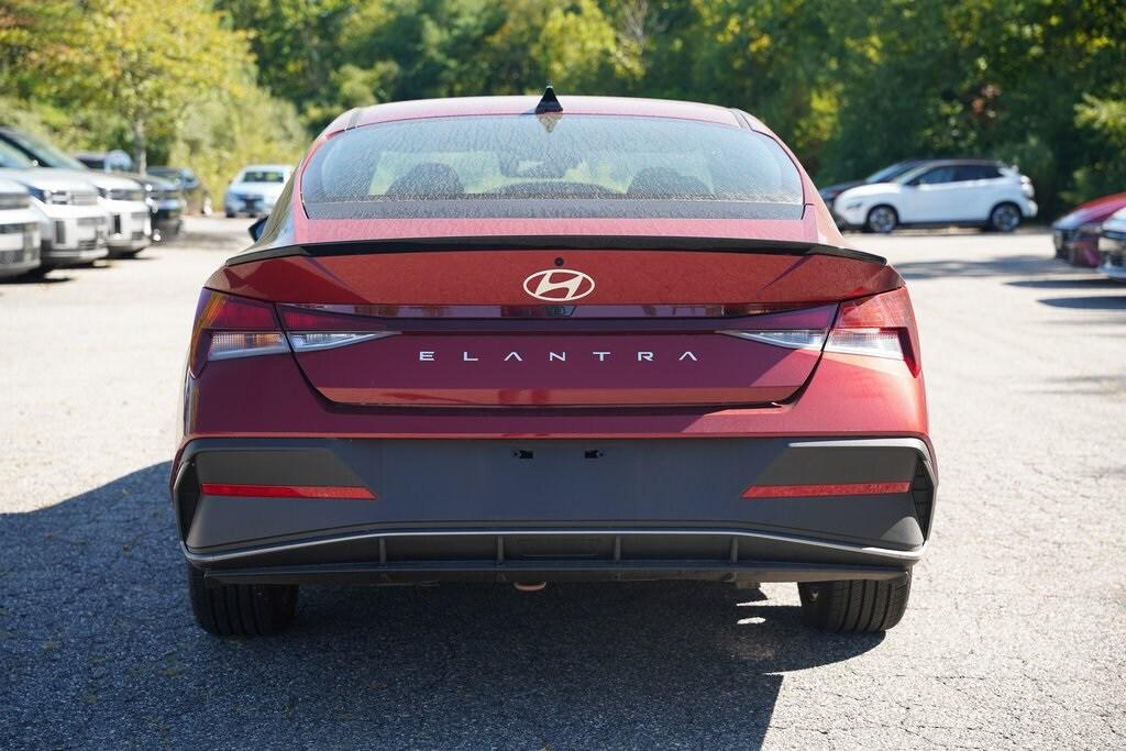2025 Hyundai Elantra SEL Sport photo 6