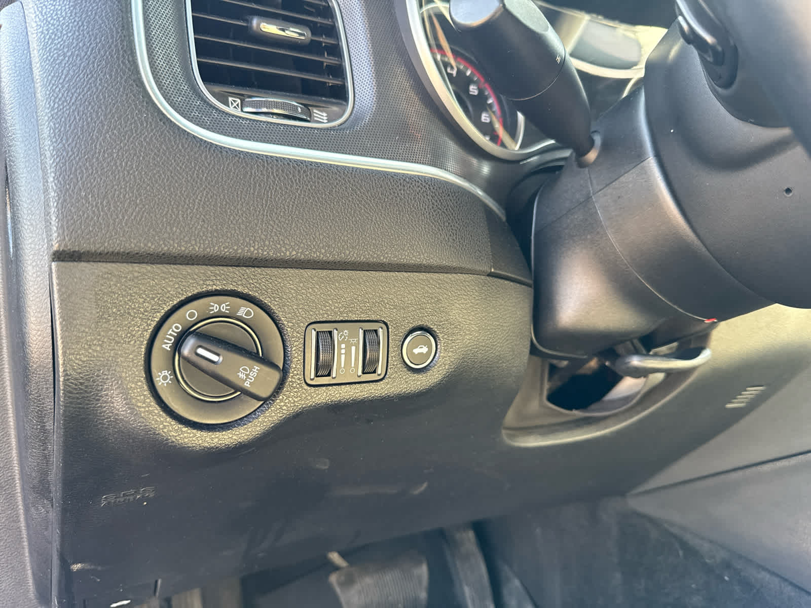 2016 Dodge Charger SXT photo 21