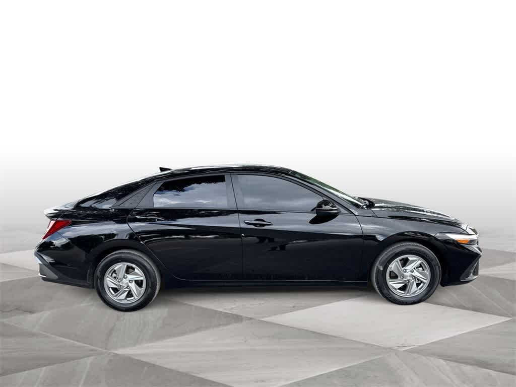 2025 Hyundai Elantra SE photo 8