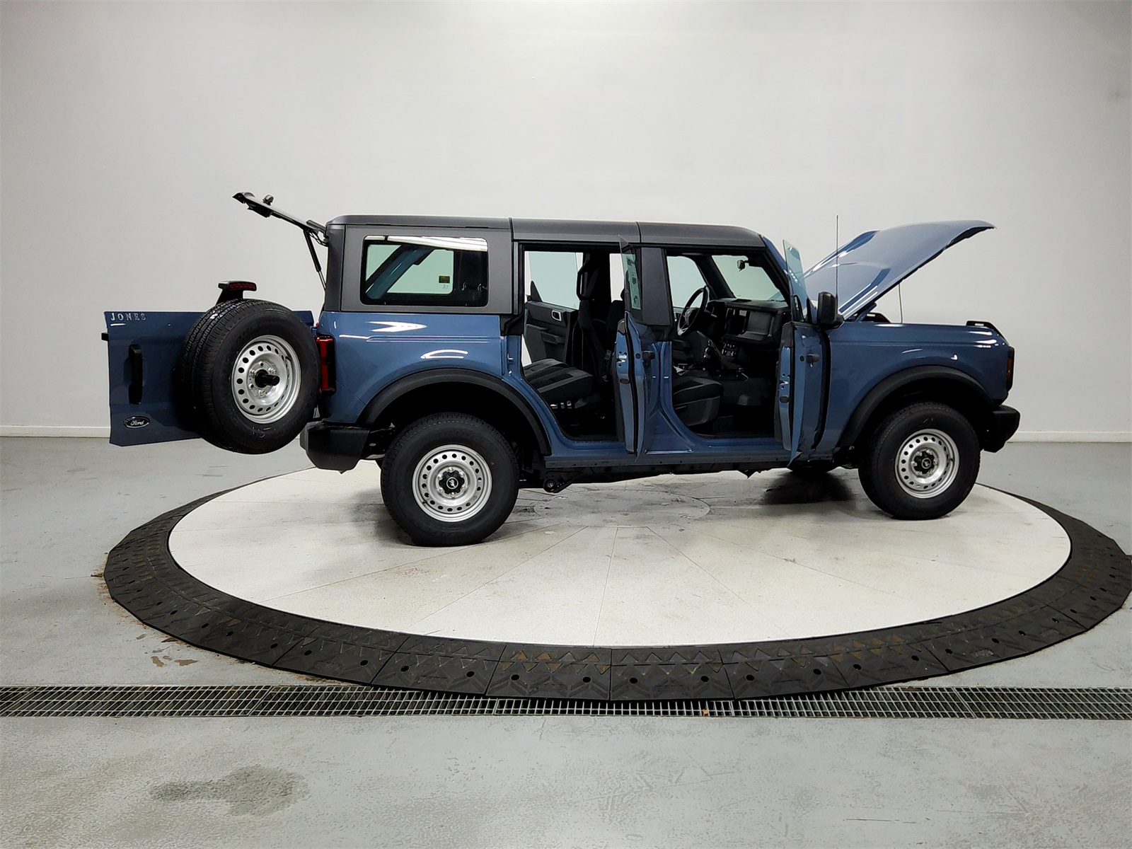 2025 Ford Bronco Base photo 16