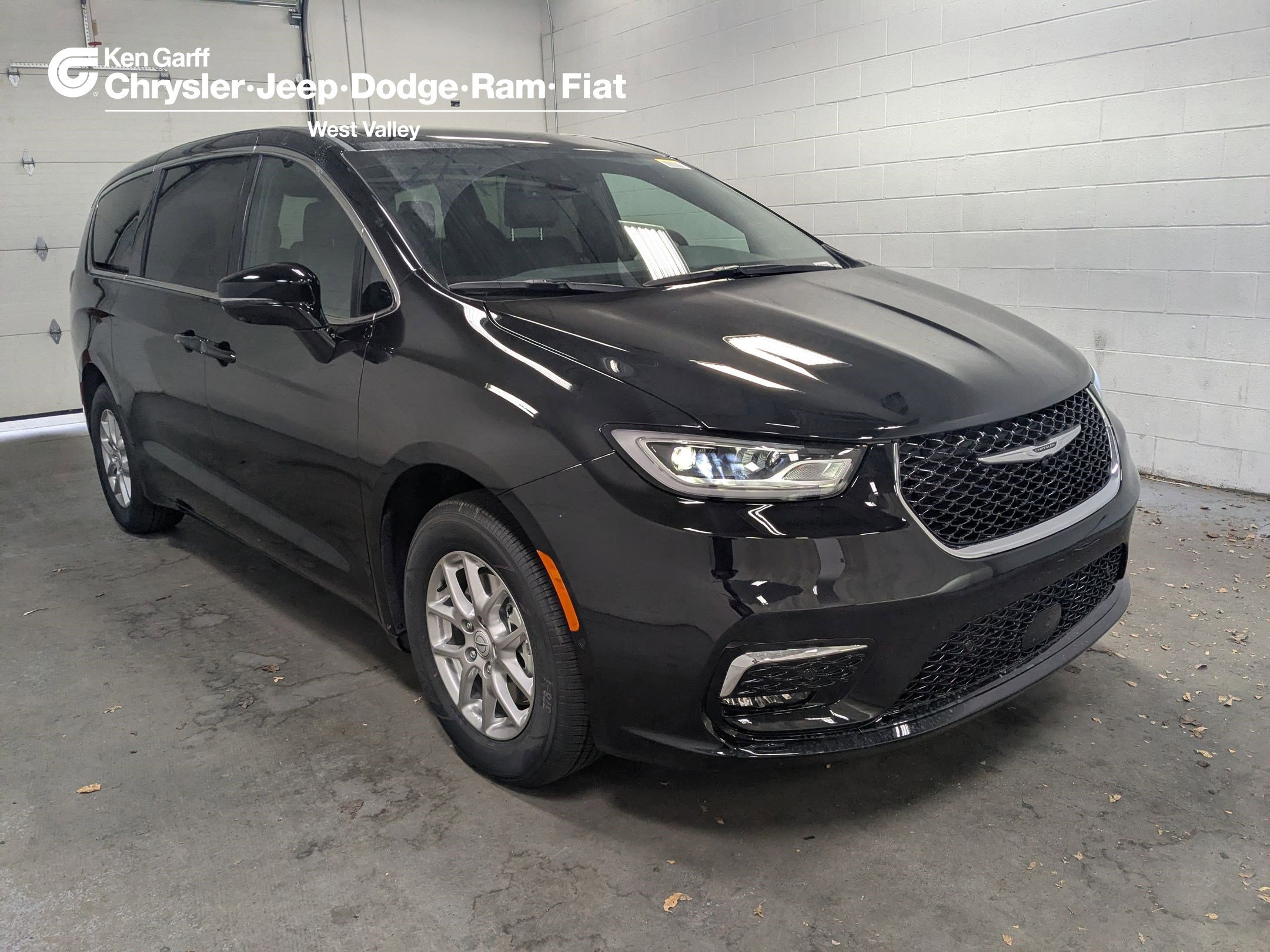2026 Chrysler Pacifica Select's photo