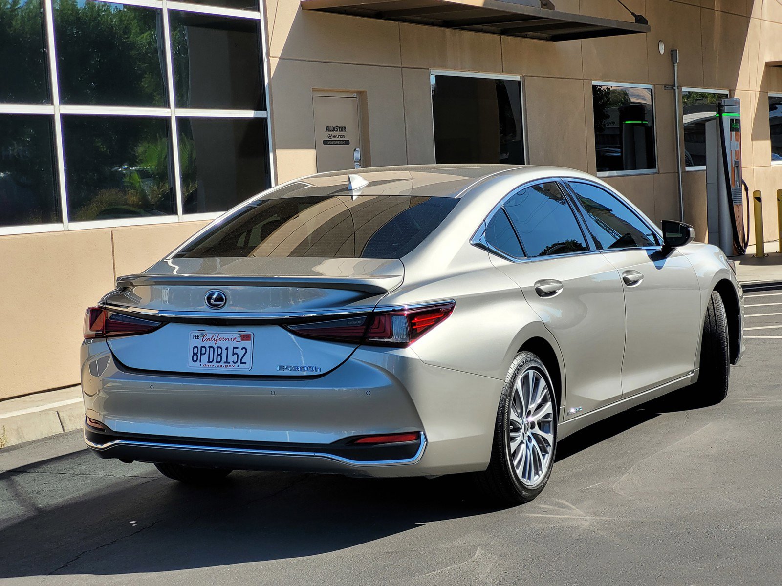 2020 Lexus ES 300h photo 4