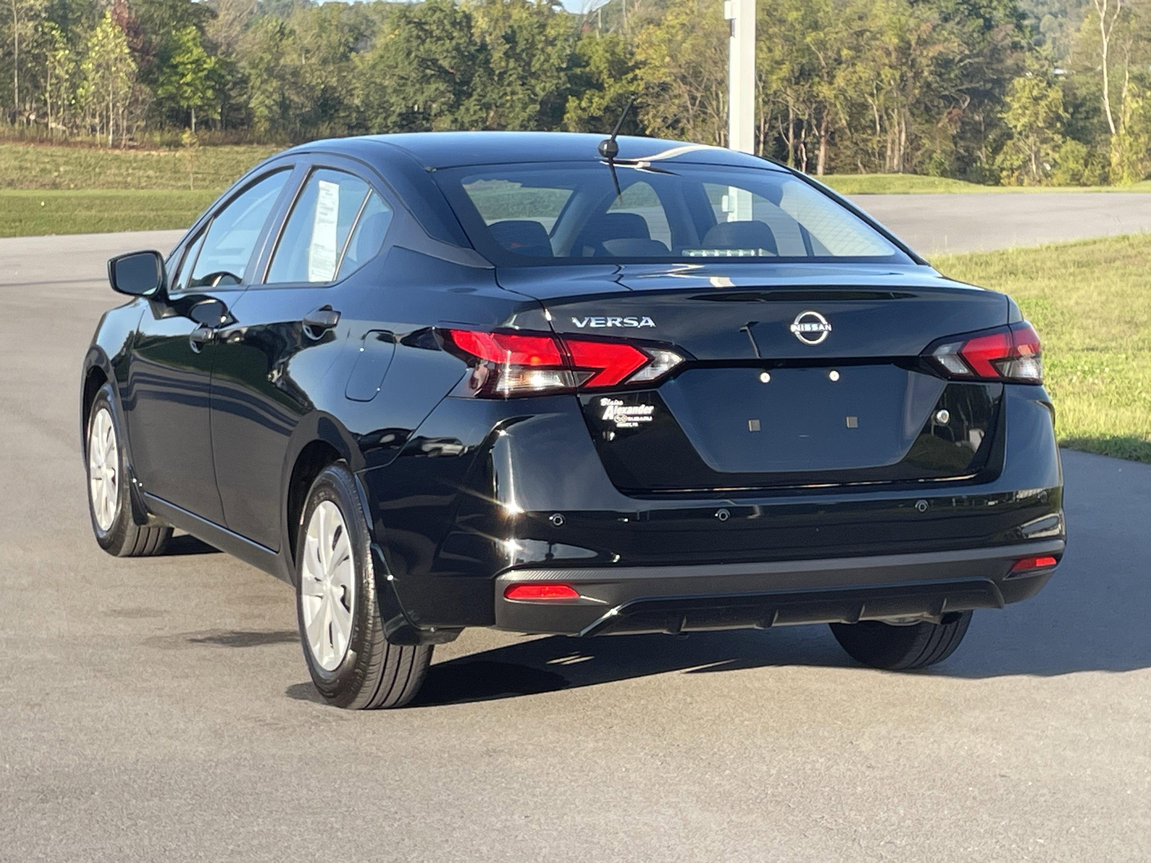 2024 Nissan Versa 1.6 S photo 4