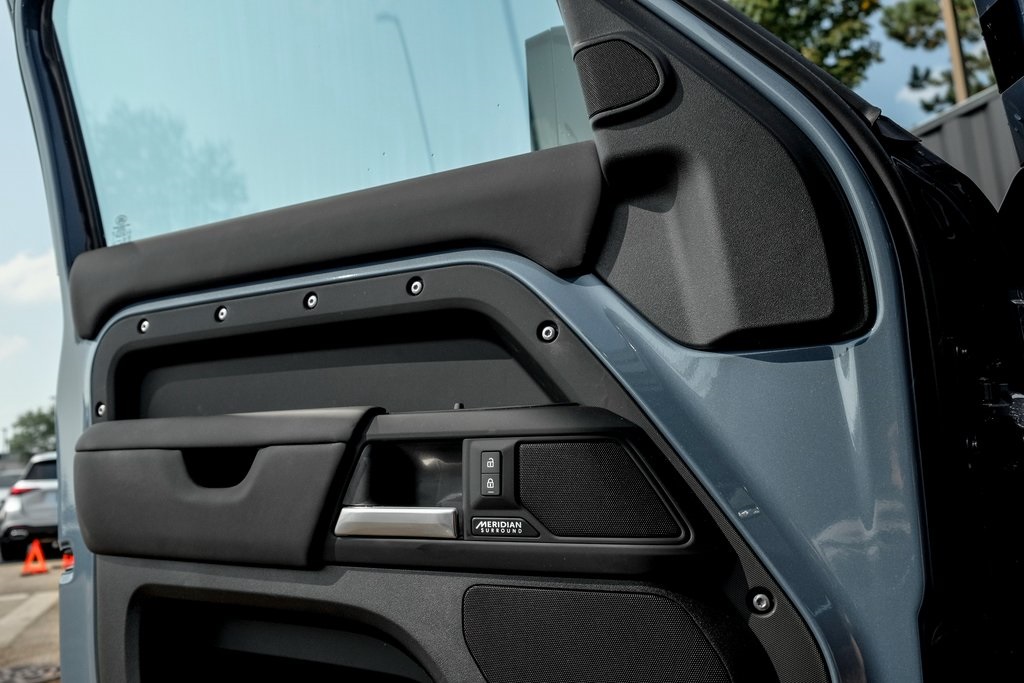 2025 Land Rover Defender 110 X-Dynamic SE photo 11