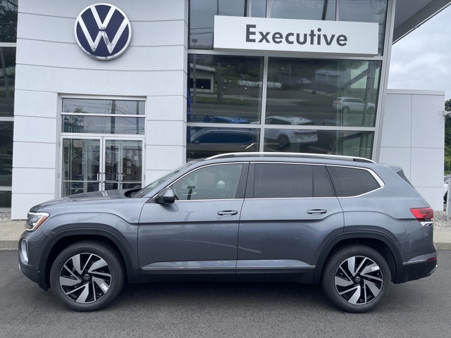 2025 Volkswagen Atlas SEL photo 2