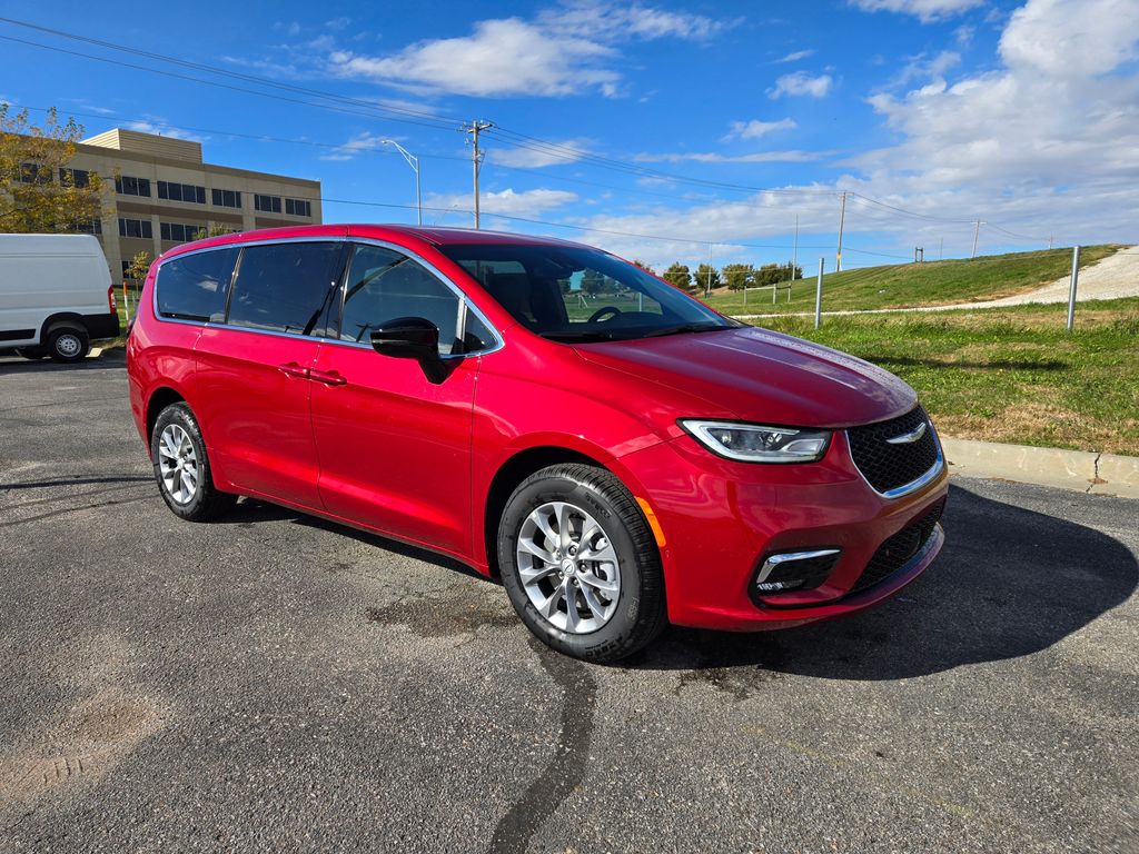 2026 Chrysler Pacifica Select's photo