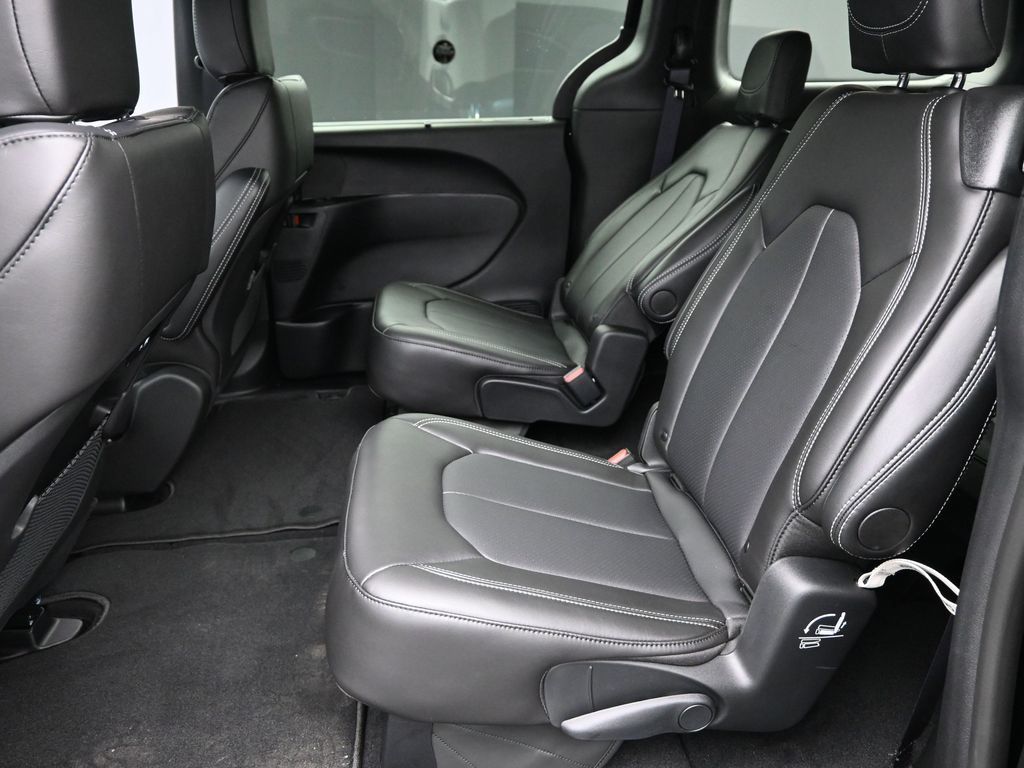 2025 Chrysler Pacifica photo 10