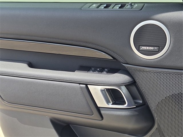 2025 Land Rover Discovery S photo 13