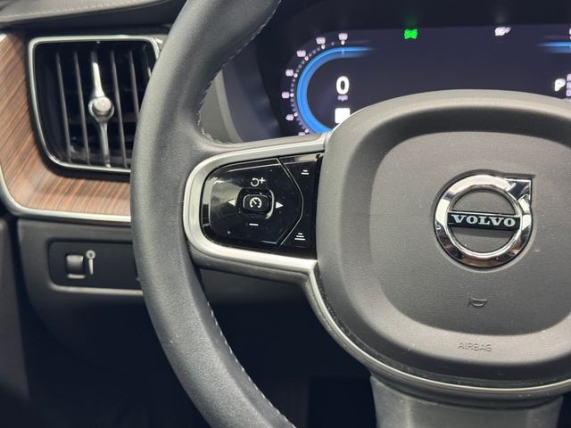 2022 Volvo XC60 B5 Inscription photo 22