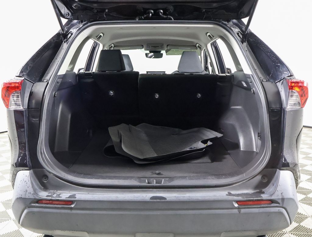 2021 Toyota RAV4 LE photo 11