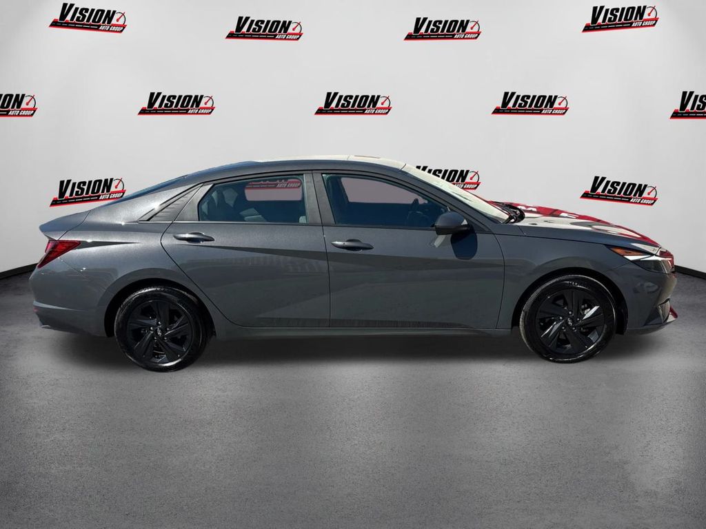 2023 Hyundai Elantra SEL photo 4
