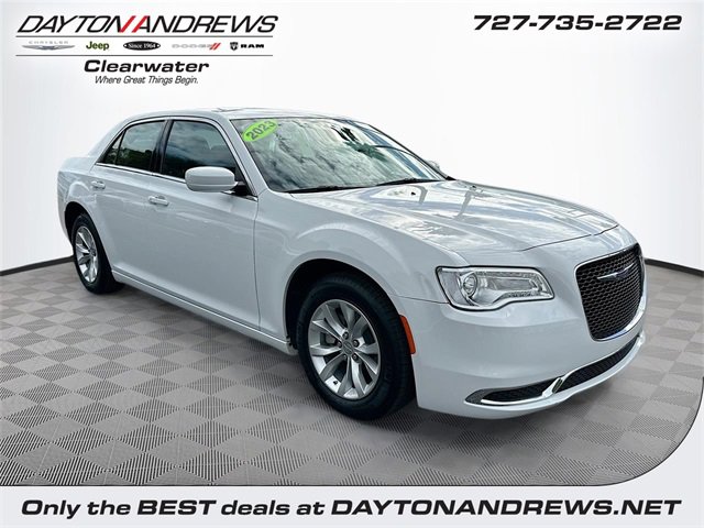 2023 Chrysler 300 Touring's photo