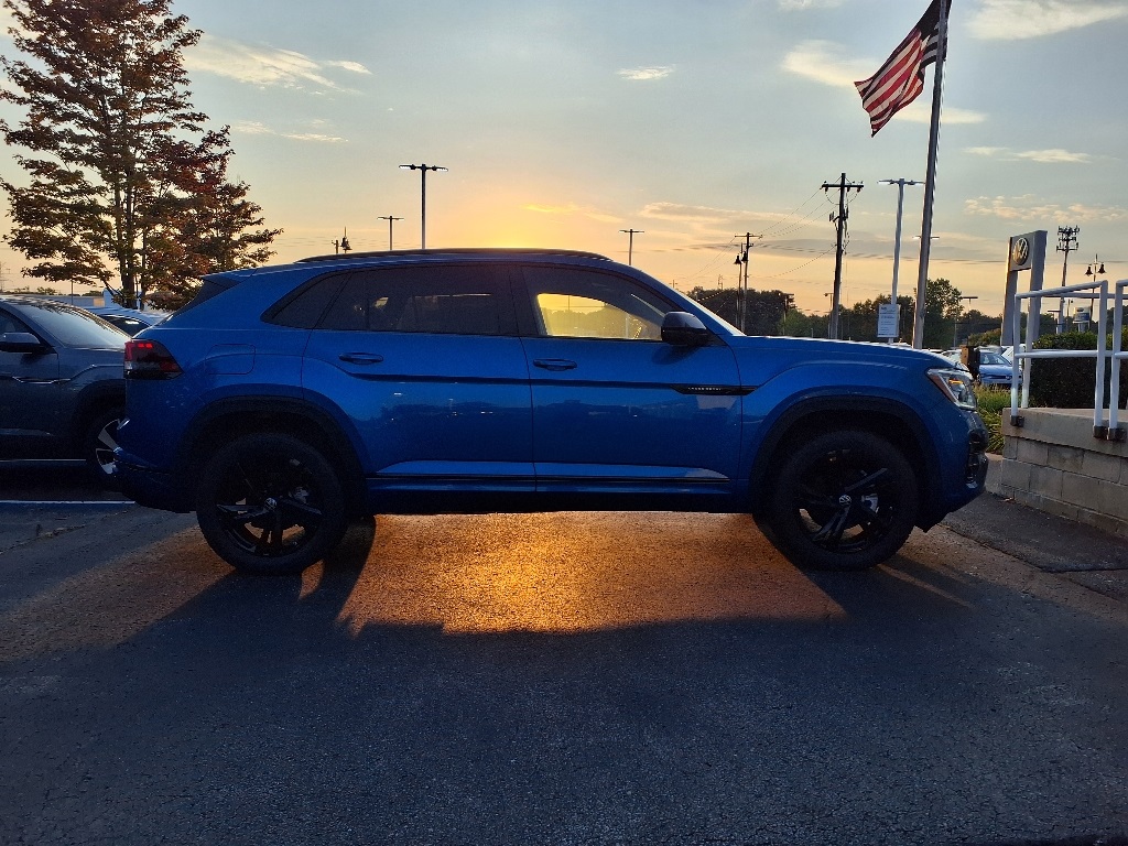 2025 Volkswagen Atlas Cross Sport SEL R-Line photo 6