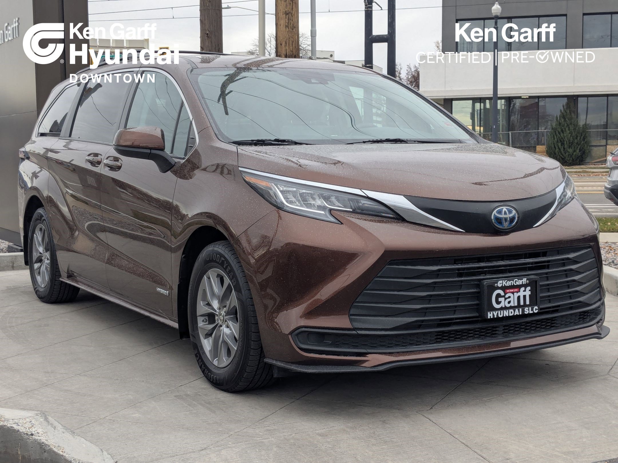 2021 Toyota Sienna LE's photo