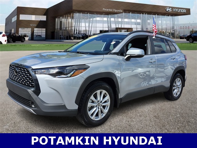 2024 Toyota Corolla Cross LE's photo