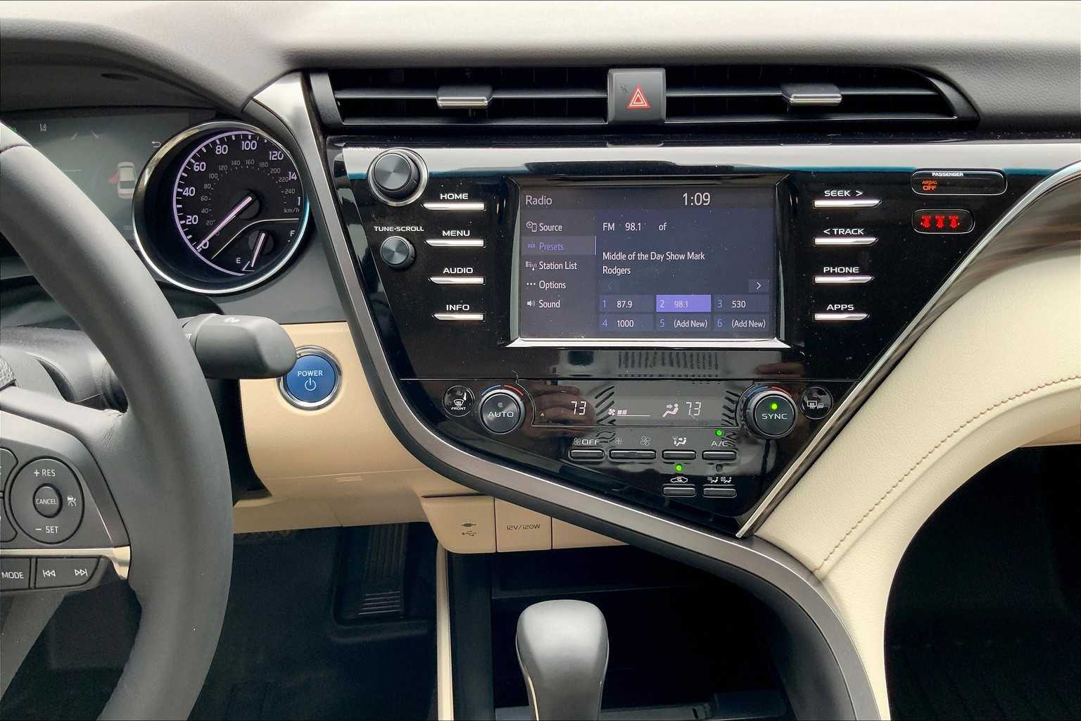 2018 Toyota Camry Hybrid XLE photo 6